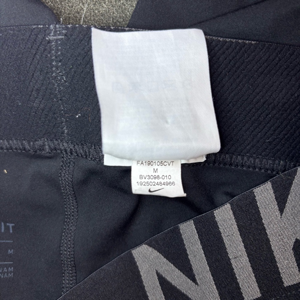 Nike Pro Womens Camo Capri Leggings Size Medium Black & Grey Workout Pilates - Picture 6 of 6